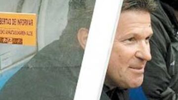 <b>NI CASO. </b>Piterman hace caso omiso al cartel que le pusieron el domingo en el banquillo de Mendizorroza.