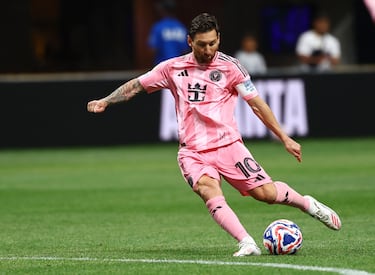 2-1. El astro argentino marca un tanto majestuoso de golpe franco desde el balcón del área de los dragones. El 10 dirigió la remontada y la victoria de las 'Garzas'.