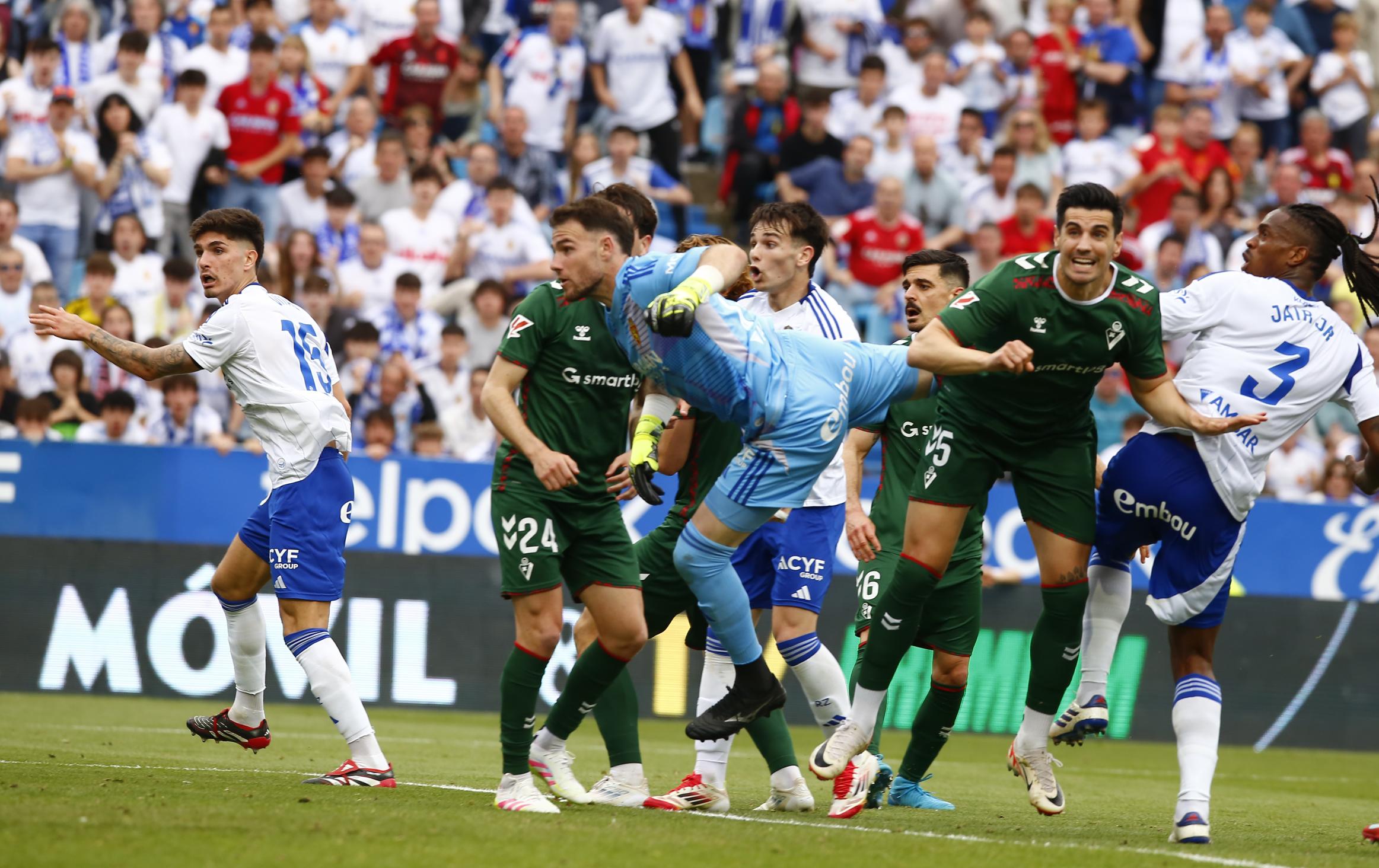 Poussin cabecea con el alma el gol del empate del Real Zaragoza.