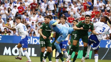 Poussin cabecea con el alma el gol del empate del Real Zaragoza.
