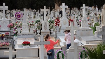 Visitas en el cementerio, a 31 de octubre de 2022, en Sevilla (Andalucía, España). Tradicionalmente durante el día previo y en la festividad de Todos los Santos, cientos de visitantes acuden al cementerio para arreglar y adornar con flores las tumbas de sus difuntos.
31 OCTUBRE 2022
María José López / Europa Press
31/10/2022