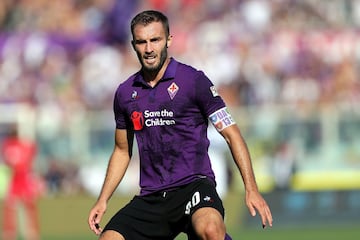 Pezzella made his River debut in the Copa Argentina in 2011 against defensores de Belgrano alongside Funes Mori. He moved to Real Betis before joining Fiorentina.