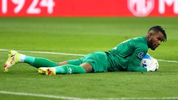 PORTO ALEGRE, BRAZIL - AUGUST 11: Carlos Cáceda of Melgar makes a save during a Copa CONMEBOL Sudamericana 2022 quarter final second leg match between Internacional and Melgar at Beira-Rio Stadium on August 11, 2022 in Porto Alegre, Brazil. (Photo by Fernando Alves/Getty Images)