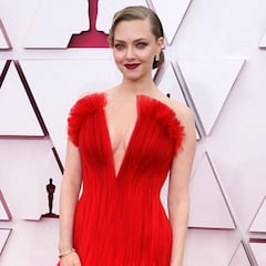 What are on-set intimacy coordinators and why are actresses like Amanda Seyfried in favor of them?