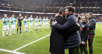 El ex jugador ha recibido en el Wanda Metropolitano un emotivo y merecido homenaje del Atleti, al que se ha sumado el Osasuna, equipo en el que también jugó. En la foto, Juanfran saluda a Simeone. 