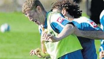 <b>A PUNTO. </b>Sergio Fernández pugna por un balón con Gabi Milito durante el entrenamiento de ayer.