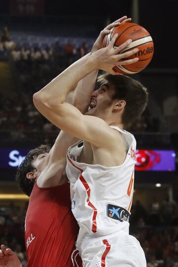 El alero de la selección española de baloncesto Juancho Hernangómez lanza ante Cedi Osman.