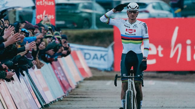 Van der Poel, fuera de alcance: triunfo aplastante en su estreno