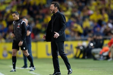 Simeone dando instrucciones en la banda.