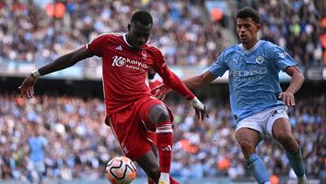 Nottingham Forest's French defender #19 Moussa Niakhate (L) vies with Manchester City's Portuguese midfielder #27 Matheus Nunes (R) during the English Premier League football match between Manchester City and Nottingham Forest at the Etihad Stadium in Manchester, north west England, on September 23, 2023. (Photo by Oli SCARFF / AFP) / RESTRICTED TO EDITORIAL USE. No use with unauthorized audio, video, data, fixture lists, club/league logos or 'live' services. Online in-match use limited to 120 images. An additional 40 images may be used in extra time. No video emulation. Social media in-match use limited to 120 images. An additional 40 images may be used in extra time. No use in betting publications, games or single club/league/player publications. / 