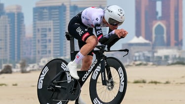Tadej Pogacar rueda durante la contrarreloj del UAE Tour.