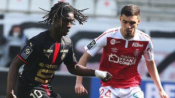 Reims&#039; defender Mathieu Cafaro (R) fights for the ball with Rennes&#039; midfielder Eduardo Camavinga (L) during the French L1 football match between Reims And Rennes on April 4, 2021 at the Auguste Delaune Stadium in Reims. (Photo by FRANCOIS NASCIM