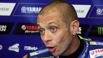 Imagen de Valentino Rossi en el box de Yamaha durante el GP de Francia, en el circuito de Le Mans.