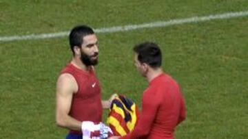 Arda cambia su camiseta con Messi
