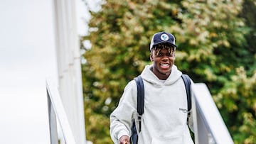 LAS ROZAS (CA. MADRID), 07/10/2024.- El jugador de la selección española de fútbol Nico Williams a su llegada a la concentración del conjunto en la Ciudad del Fútbol de Las Rozas, para preparar el partido de la Liga de las Naciones que el sábado disputarán ante Dinamarca. EFE/ RFEF/Pablo García/SOLO USO EDITORIAL/SOLO DISPONIBLE PARA ILUSTRAR LA NOTICIA QUE ACOMPAÑA (CRÉDITO OBLIGATORIO)