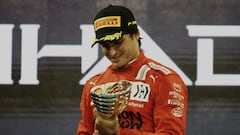 Carlos Sainz en el podio de Abu Dhabi con el trofeo que acredita al tercer clasificado.