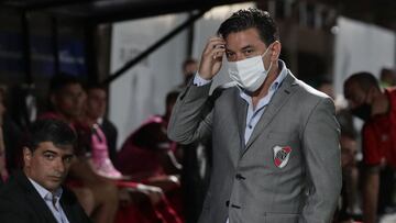 River Plate&#039;s team coach Marcelo Gallardo (R) gestures during their Argentine Professional Football League match against Platense at Ciudad de Vicente Lopez stadium in Buenos Aires, on November 21, 2021. (Photo by ALEJANDRO PAGNI / AFP)