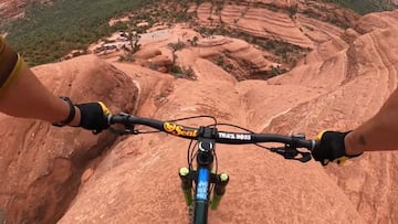 POV del piloto de MTB Jeff Lenosky a punto de empezar un descenso por The White Line (Sedona, Arizona, Estados Unidos).