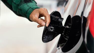¿Por qué los autos llevan el tanque de gasolina atrás y no junto al motor?