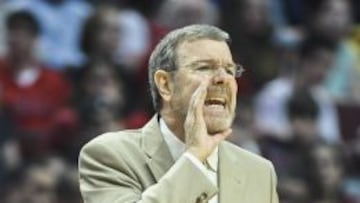 P.J. Carlesimo da indicaciones a sus jugadores durante un partido contra los Bulls. 