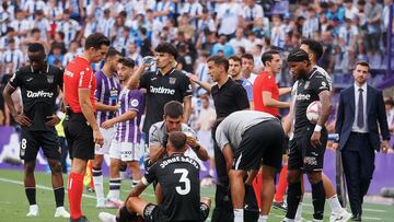 VALLADOLID, 28/08/2024.- El defensa del Leganés Jorge Sáenz (en el suelo) recibe atención médica durante el partido de LaLiga entre Real Valladolid y Leganés, este miércoles en el estadio José Zorrilla. EFE/R. GARCIA