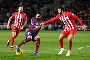 Gundogan del FC Barcelona en acción con Mario hermoso.