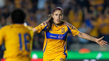 AME8575. MONTERREY (MÉXICO), 17/11/2024.- Lizbeth Ovalle de Tigres celebra un gol este domingo, en un partido correspondiente a la semifinal del Torneo Apertura 2024 de la Liga Femenil Mx, en el Estadio Universitario de Monterrey (México). EFE/ Miguel Sierra