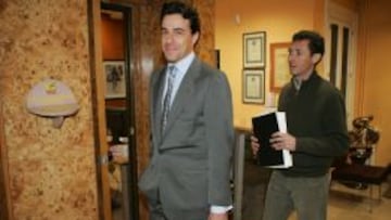Roberto Heras, detrás del abogado José Mª Buxeda, en los locales de la Federación.
