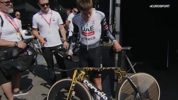 El ciclista del UAE Emirates Tadej Pogacar echa un vistazo a la bicicleta contrarreloj Cervélo de Jonas Vingegaard tras la crono del Dauphiné.