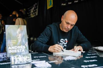 El exfutbolita, Andrs Iniesta, durante la firma de uno de sus ejemplares.