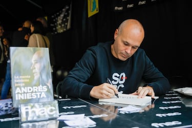 El exfutbolita, Andrés Iniesta, durante la firma de uno de sus ejemplares.