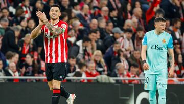 BILBAO, 02/02/2024.- El defensa del Athletic Yuri Berchiche (i) celebra tras marcar el segundo gol ante el Mallorca, durante el partido de LaLiga EA Sports que Athletic de Bilbao y RCD Mallorca disputan este viernes en el estadio de San Mamés. EFE/Miguel Toña
