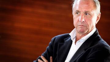 El ex jugador holandés Johan Cruyff durante la presentación del libro "Tu segunda juventud comienza ahora, fitness en tres pasos", escrito por el ex patinador holandés Ard Schenk y Edwin van den Dungen , en Amsterdam, Holand