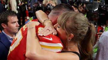LAS VEGAS, NEVADA - FEBRUARY 11: Travis Kelce #87 of the Kansas City Chiefs hugs Taylor Swift after defeating the San Francisco 49ers 25-22 during Super Bowl LVIII at Allegiant Stadium on February 11, 2024 in Las Vegas, Nevada.   Ezra Shaw/Getty Images/AFP (Photo by EZRA SHAW / GETTY IMAGES NORTH AMERICA / Getty Images via AFP)