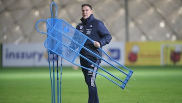 Warsaw (Poland), 15/11/2022.- Chilean national team head coach Eduardo Berizzo leads his team's training session in Warsaw, Poland, 15 November 2022. Chile will face Poland in an international friendly soccer match on 16 November in Warsaw in preparation for the upcoming World Cup in Qatar. (Futbol, Amistoso, Mundial de Fútbol, Polonia, Varsovia, Catar) EFE/EPA/Leszek Szymanski POLAND OUT
