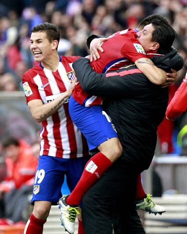 Correa slips the lifeguard kit on and comes to Atletico's aid