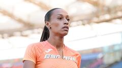 Ana Peleteiro con la nueva equipación 'naranja' de la Selección de Atletismo de Joma para los Juegos Olímpicos de París 2024.