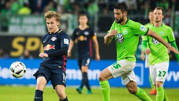 RB Leipzig&#039;s Swedish forward Emil Forsberg (L) and Wolfsburg&#039;s defender Christian Traesch vie for the ball during the German first division Bundesliga football match between VfL Wolfsburg and RB Leipzig, in Wolfsburg, central Germany, on October 16, 2016. / AFP PHOTO / Odd ANDERSEN / RESTRICTIONS: DURING MATCH TIME: DFL RULES TO LIMIT THE ONLINE USAGE TO 15 PICTURES PER MATCH AND FORBID IMAGE SEQUENCES TO SIMULATE VIDEO. == RESTRICTED TO EDITORIAL USE == FOR FURTHER QUERIES PLEASE CONTACT DFL DIRECTLY AT + 49 69 650050
 