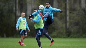 Sergio Álvarez busca un balón por arriba en presencia de Expósito en la sesión de ayer en Atxabalpe.