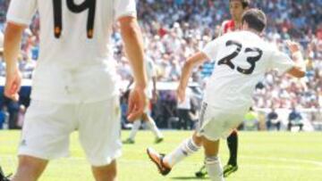 Modric e Isco, de espaldas.