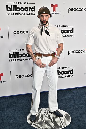 Bad Bunny posa en la alfombra roja de los Latin Billboard Awards.