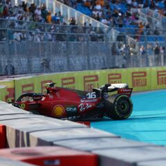 Sainz aprieta y Leclerc... se pasa