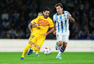 Gündogan y Oyarzabal pelean por un balón.