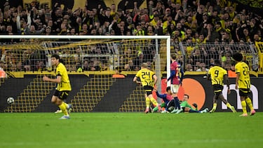 Los jugadores del Borussia Dortmund celebran el tercer gol de Guirassy al Barcelona.