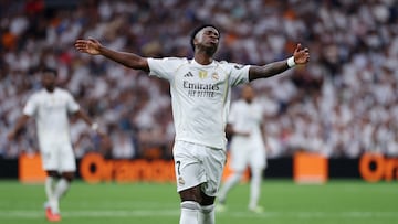 Upon seeing the board with his number, he threw a bottle and displayed his displeasure with his arms after being substituted in the 77th minute.