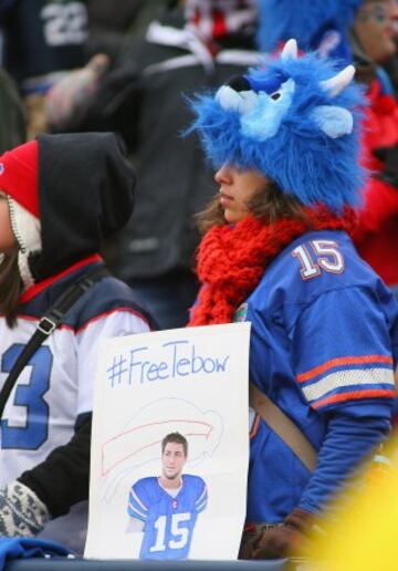 Pese a los flojos números, Tebow seguía teniendo sus fans, como esta aficionada de los Bills que exige en su cartel que los Jets liberen al quarterback y lo representa con el uniforme de Buffalo.