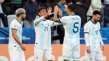 CAF2549. S&Atilde;O PAULO (BRASIL), 06/07/2019.- El jugador de Argentina Paulo Dybala (2-i) celebra un gol, durante el partido Argentina-Chile por el tercer puesto de la Copa Am&eacute;rica de F&uacute;tbol 2019, en el Estadio Arena Corinthians de S&atilde;o Paulo, Brasil, hoy 6 de julio de 2019. EFE/Paulo Whitaker