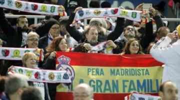 La afición espera el inicio de la final del Mundial de clubes en el Estadio Internacional Yokohama.