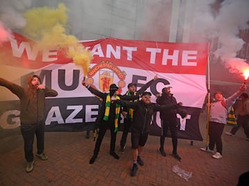 Los aficionados del United se han concentrado en los alrededores del estadio Old Trafford para protestar contra la actual directiva. Terminaron invadiendo el estadio y se suspendió el partido frente al Liverpool.