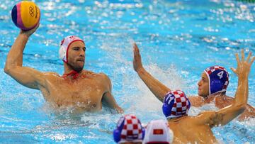 Aleksandar Ivovic ante Luka Loncar durante el partido.